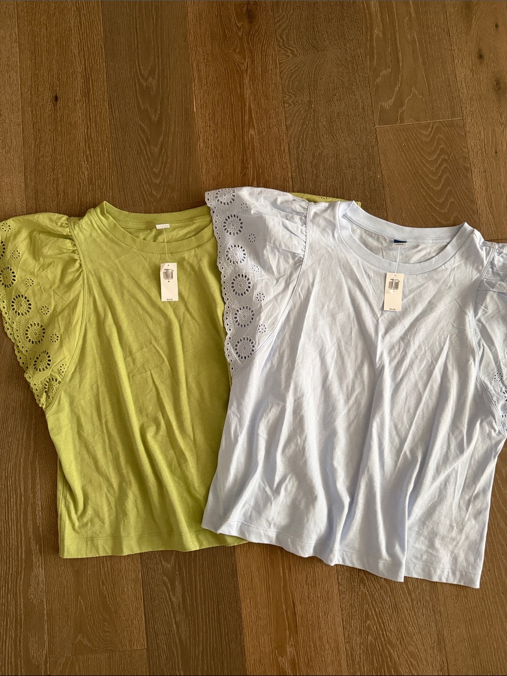Women’s Old Navy Set of 2 flutter sleeve blouses. Size:M. NWT.